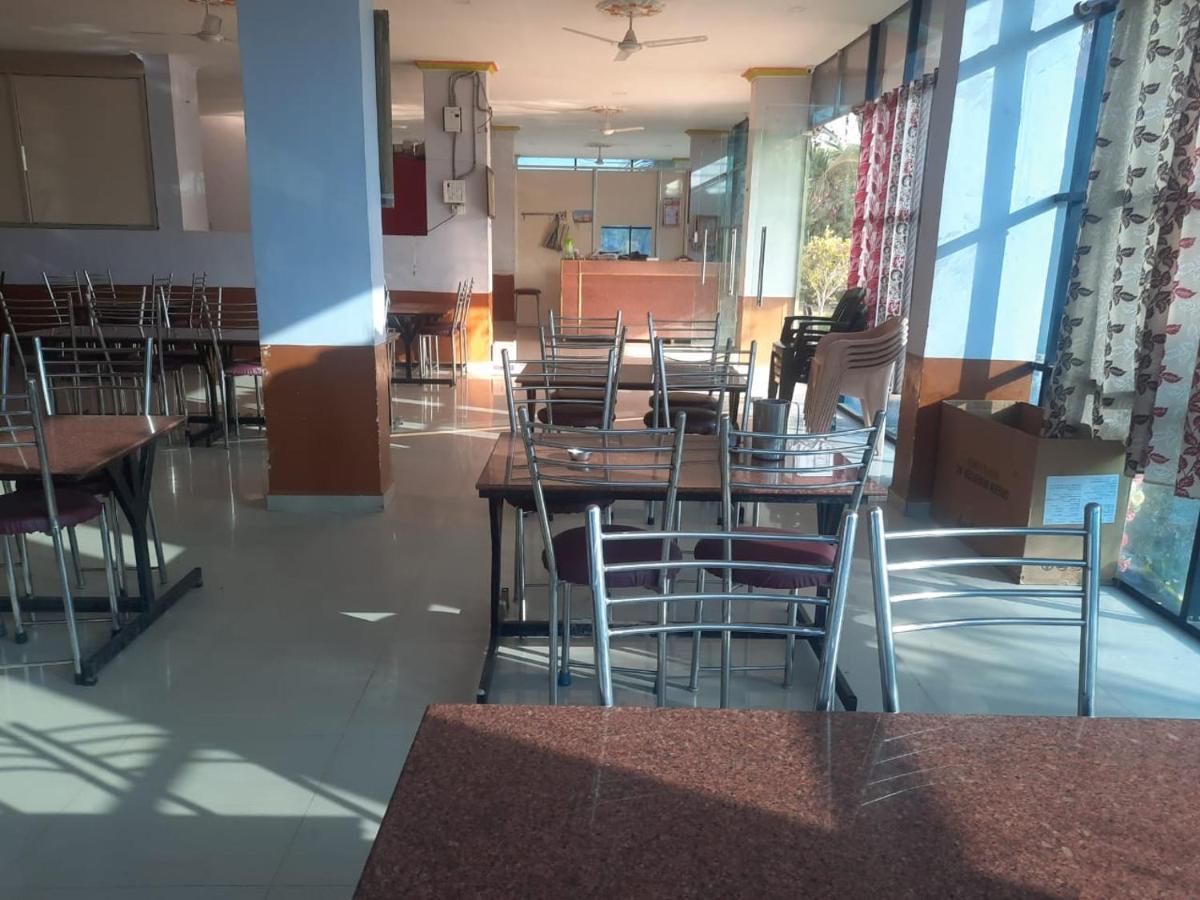 Hotel Nisarg Lodging And Restaurant Aurangábád Kültér fotó